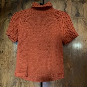 Cotton knit short sleeve turtleneck top.